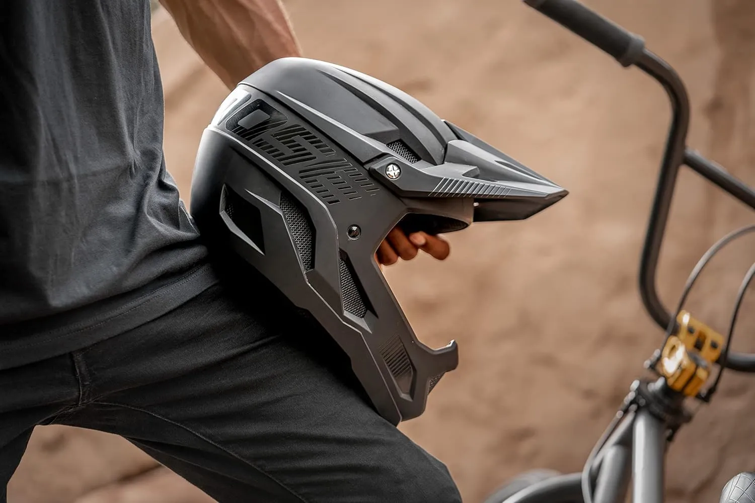 Mongoose Title Full Face Team Issue Bike Helmet, Head Circumferences of 47-62cm, Youth and Adult Sizes